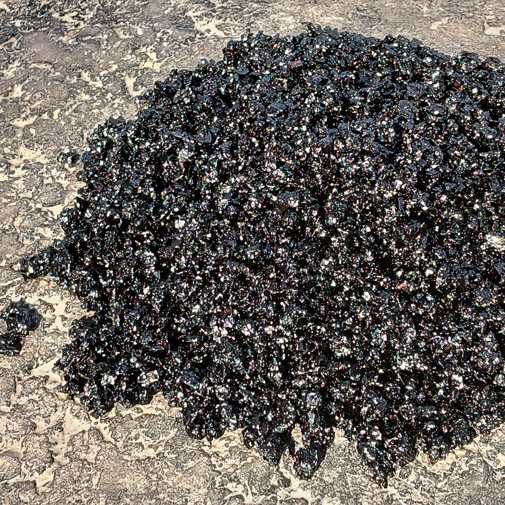 Kaltasphalt Eine Portion Kaltasphalt auf einem älteren Asphaltuntergrund.